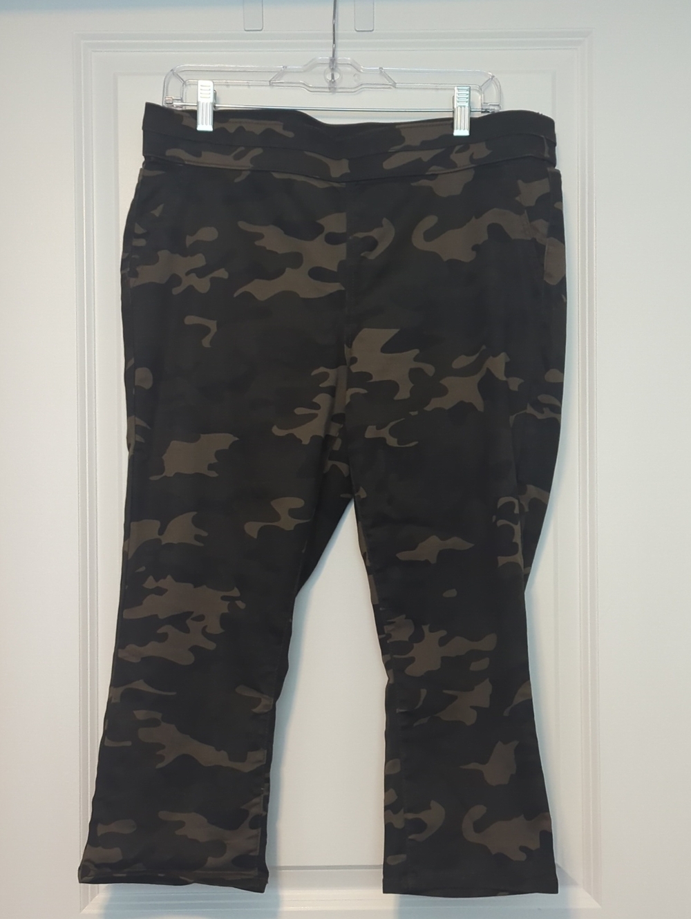 New York & Company Women's Cropped Camo Pull-On Pants - Black & Olive